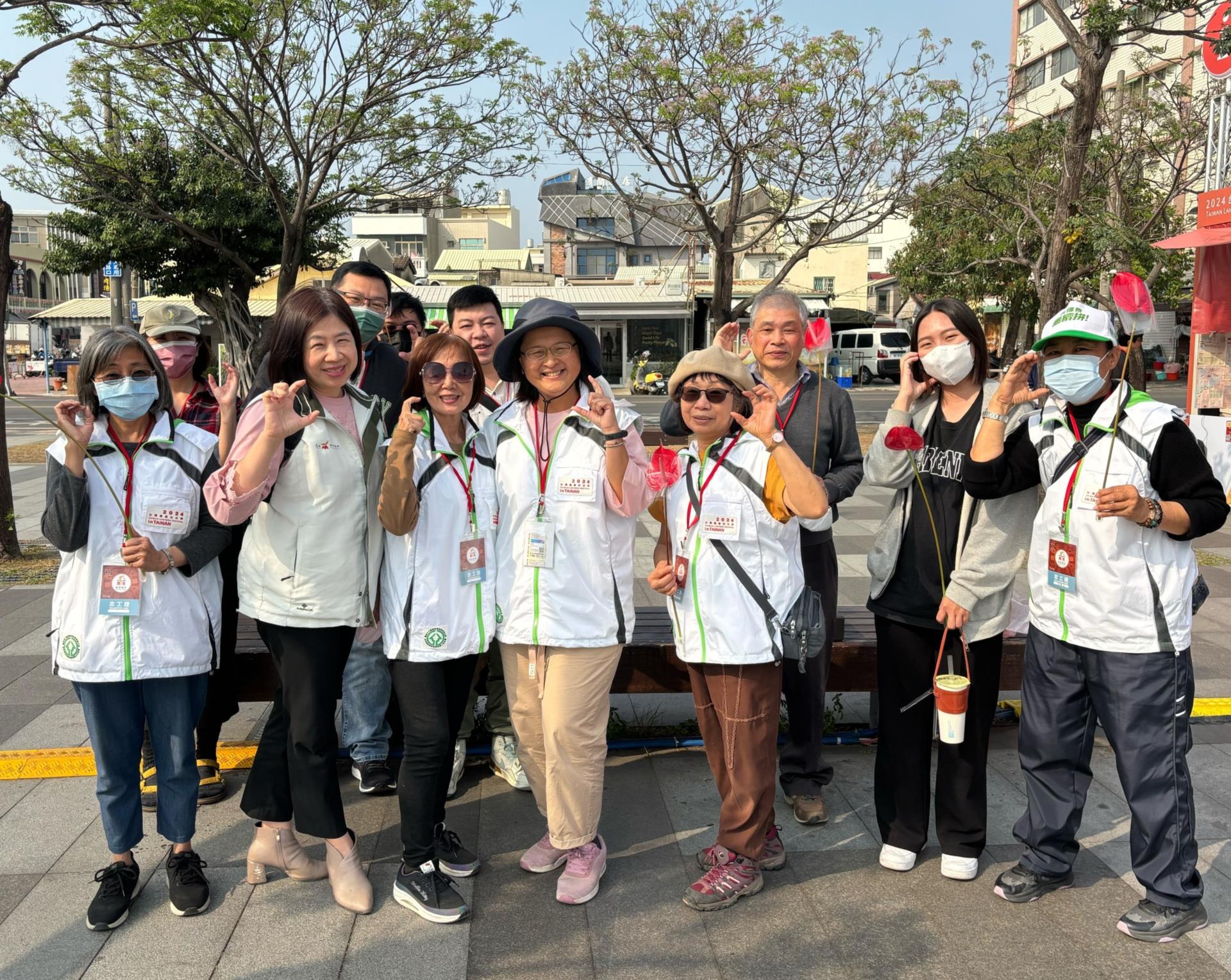 2024台灣燈會充滿人情味 83歲高齡志工比手畫腳跟外籍遊客嘛也通